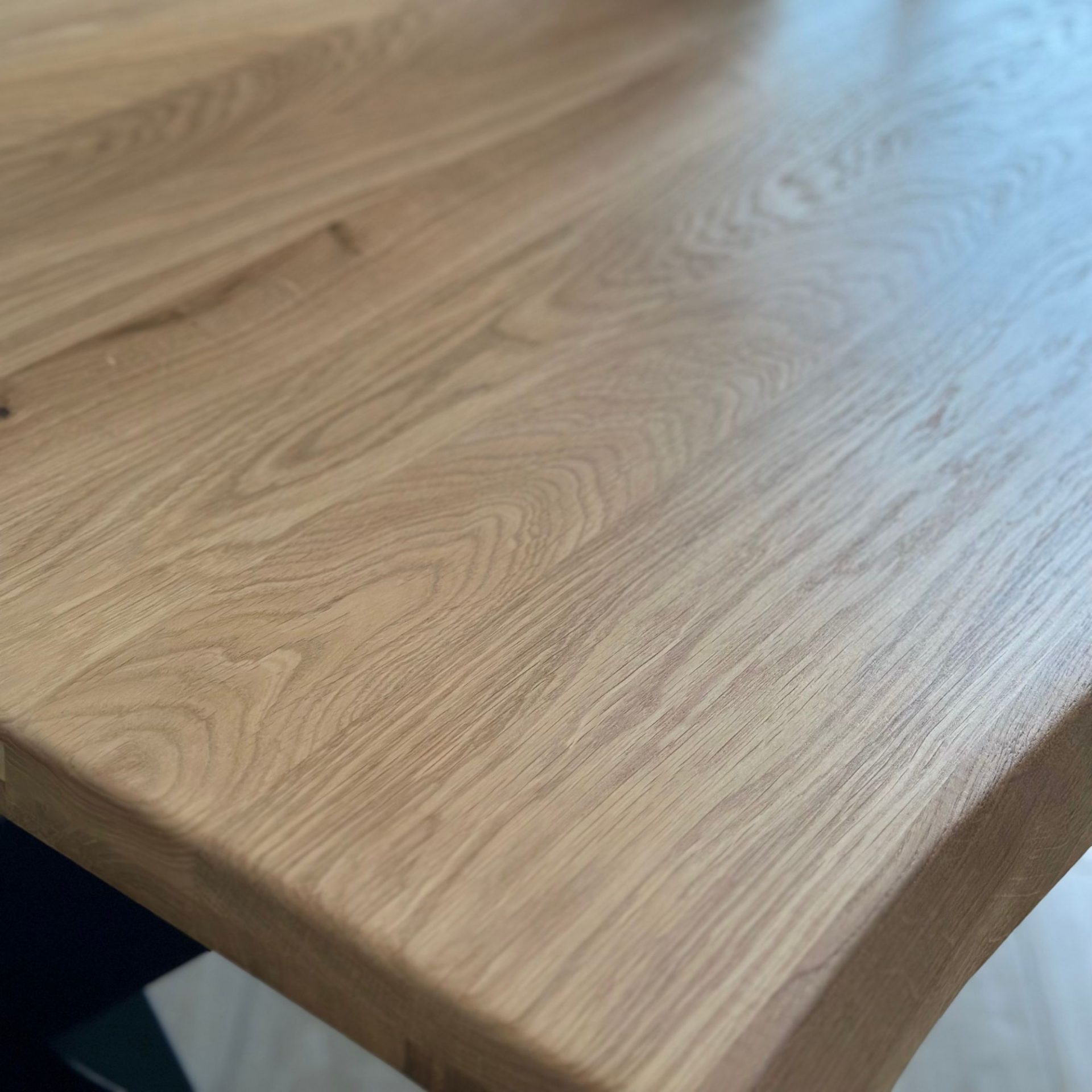 Wildeiche Massivholz Tischplatte mit Baumkante - geschliffen und natur geölt - alle Tischplatten werden in Stärke 4 cm geliefert.