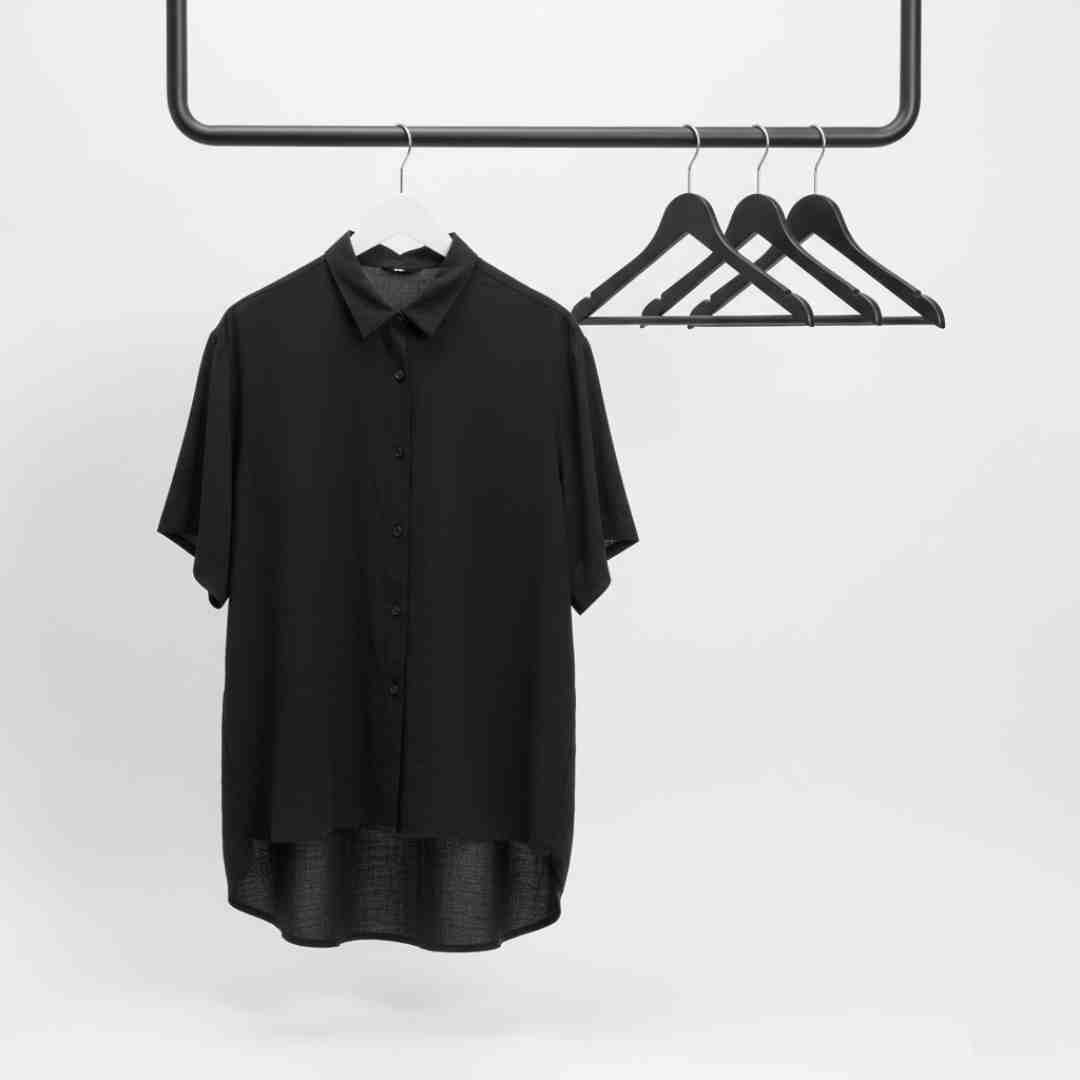 Kleiderstange U-Form Metall schwarz an Decke befestigt