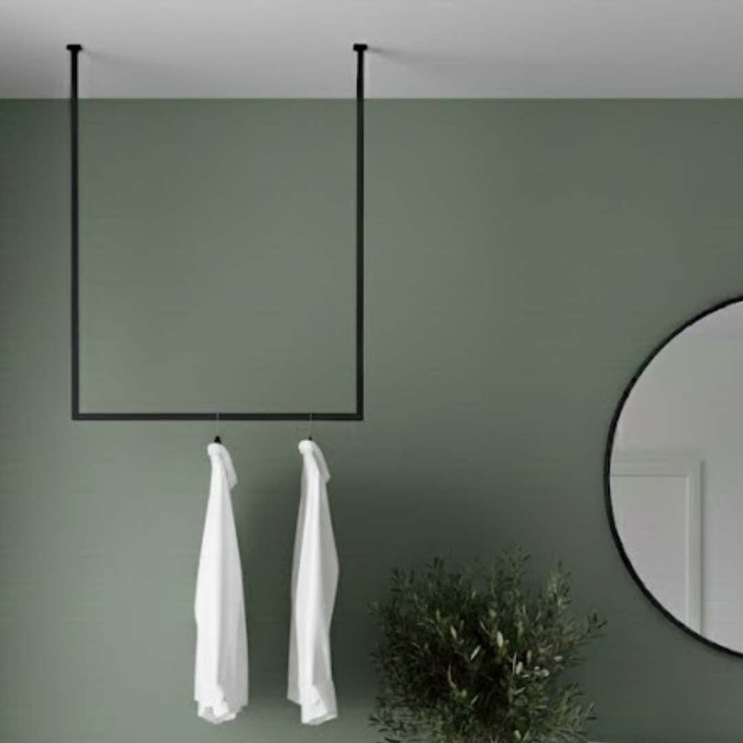 Garderobenstange schwarz Deckenmontage im Schlafzimmer