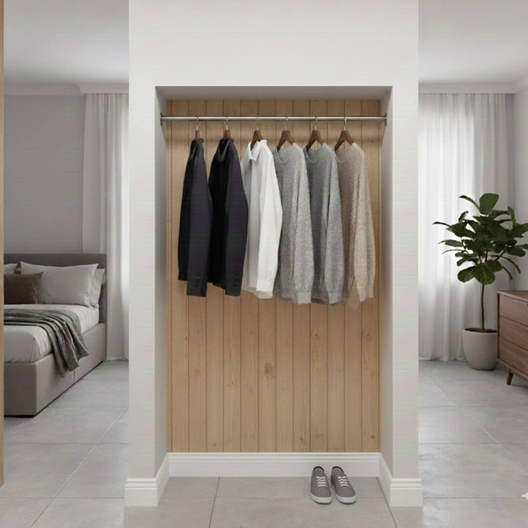 Kleiderstange in einer Nischen zwischen zwei Wänden befestigt